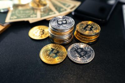 Bitcoin Edges Past $19,000; Solana, Ether Gain Up To 7% In a Day